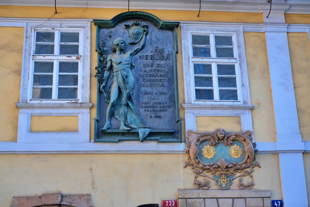 PRAŽSKÁ DOMOVNÍ ZNAMENÍ. VĚDĚLI JSTE, ŽE JICH V PRAZE NAJDETE KOLEM 265?