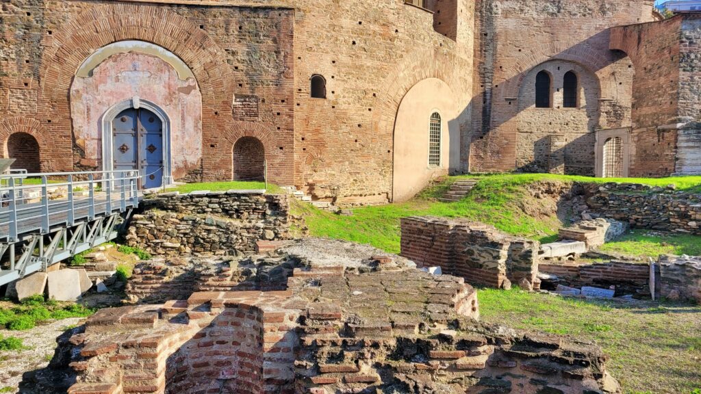 SOLUŇ: MĚSTO S MAGICKOU PŘITAŽLIVOSTÍ BALKÁNU