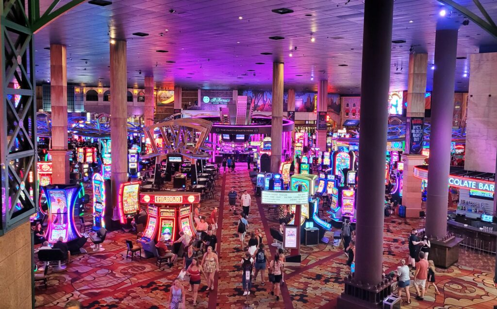 LAS VEGAS - HŘÍŠNÉ MĚSTO, KTERÉ NIKDY NESPÍ