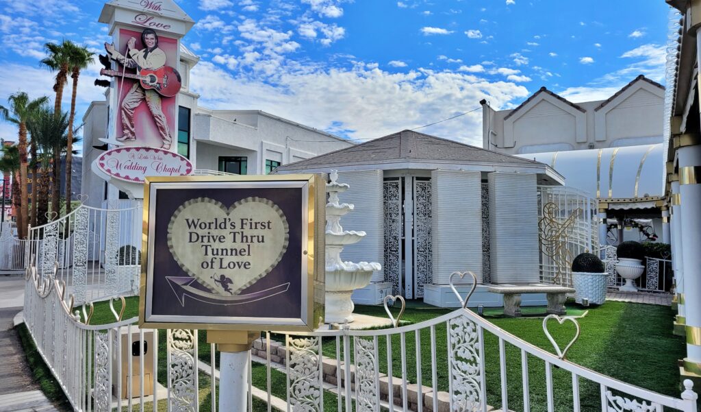 LAS VEGAS - HŘÍŠNÉ MĚSTO, KTERÉ NIKDY NESPÍ