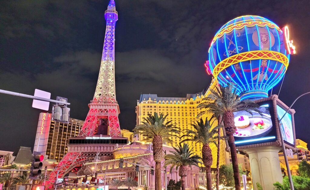 LAS VEGAS - HŘÍŠNÉ MĚSTO, KTERÉ NIKDY NESPÍ