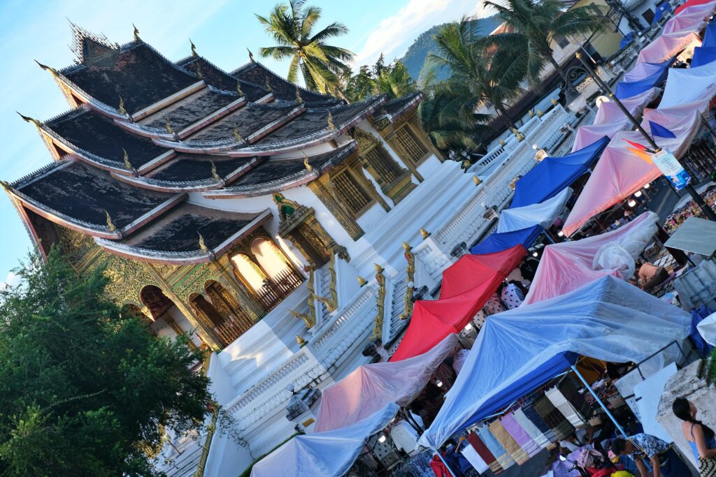 LUANG PRABANG - PERLA LAOSU, KDE SE ZASTAVIL ČAS