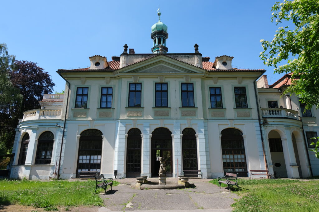 6 PŘÍBĚHŮ VELESLAVÍNSKÉHO ZÁMKU: SANATORIA, KTERÉ SKRÝVÁ FASCINUJÍCÍ MINULOST