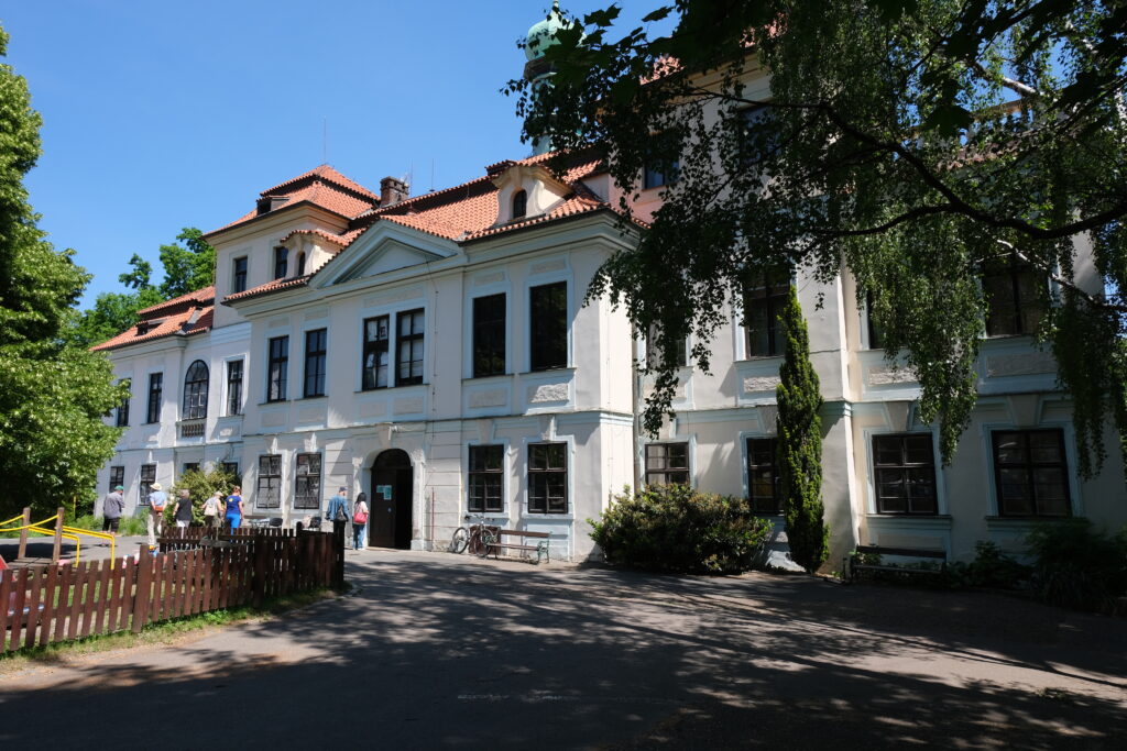 6 PŘÍBĚHŮ VELESLAVÍNSKÉHO ZÁMKU: SANATORIA, KTERÉ SKRÝVÁ FASCINUJÍCÍ MINULOST