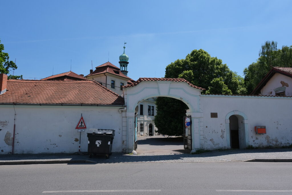 6 PŘÍBĚHŮ VELESLAVÍNSKÉHO ZÁMKU: SANATORIA, KTERÉ SKRÝVÁ FASCINUJÍCÍ MINULOST