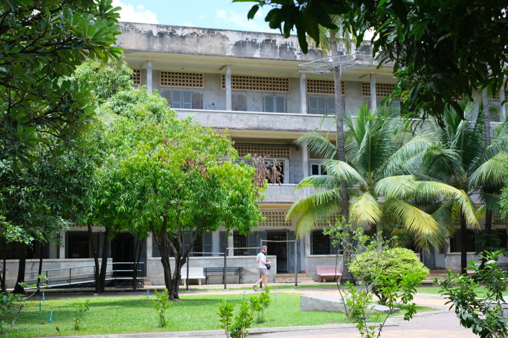 TEMNÁ TVÁŘ KAMBODŽE: PRŮVODCE MUZEEM GENOCIDY TUOL SLENG V PHNOM PENHU