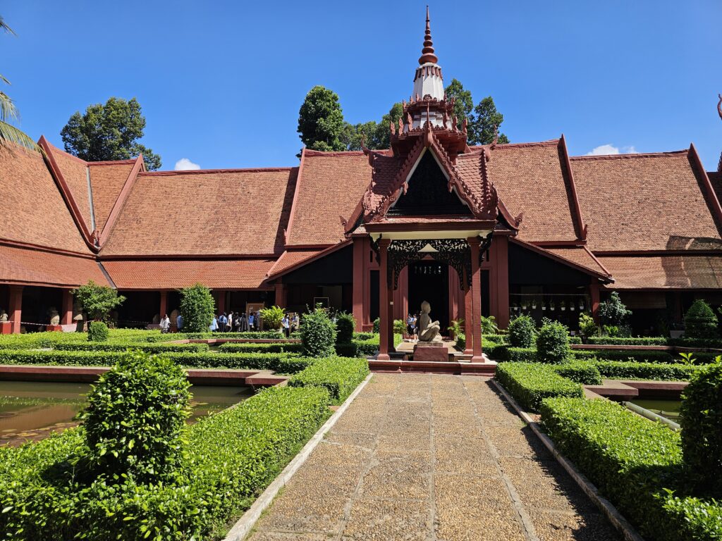 PHNOM PENH: TICHÉ SRDCE KAMBODŽE CO VIDĚT A ZAŽÍT V HLAVNÍM MĚSTĚ